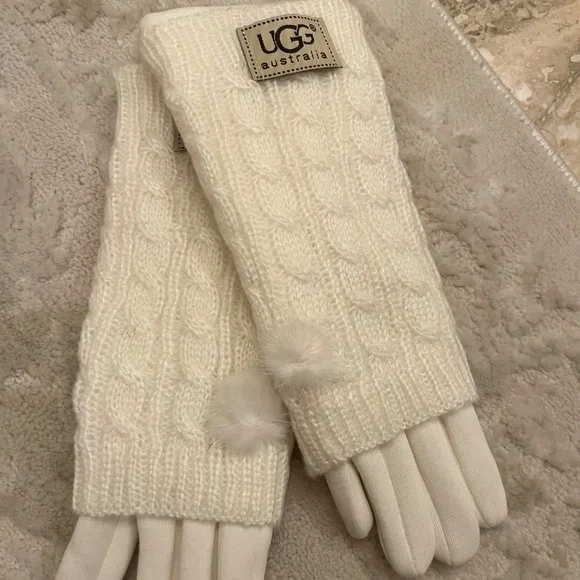 - UGG Winter White pom pom hat infinity scarf & glove set NWT - Picture 6 of 7